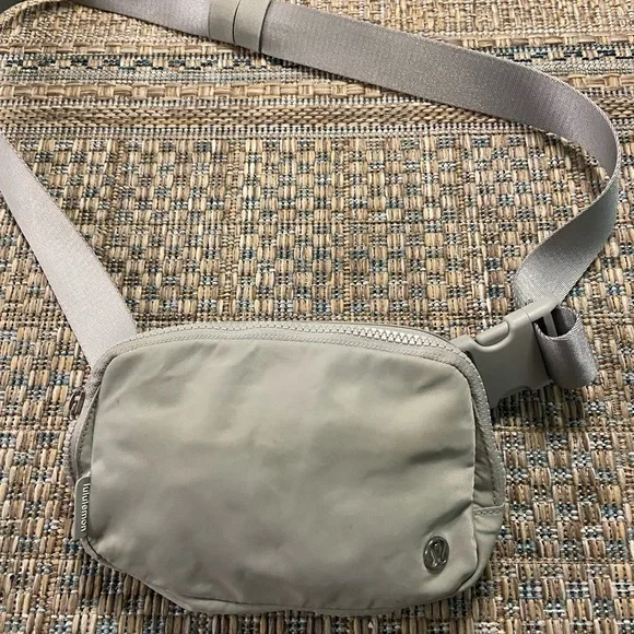 Lululemon Athletica Gray Belt Bag with Adjustable Straps - Picture 1 of 7